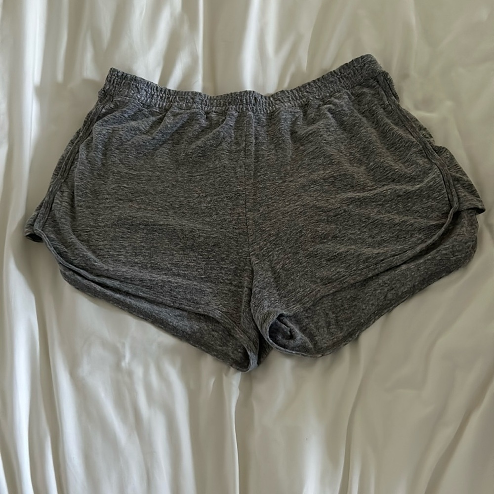 grey shorts
